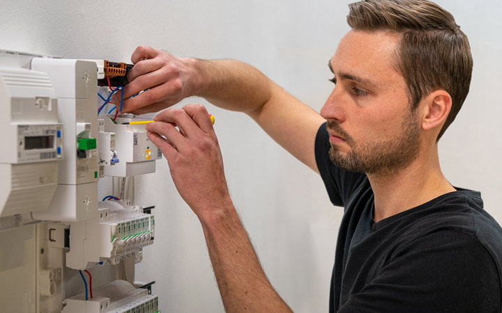 THE BOX INTEGRATES DIRECTLY INTO THE BUILDING